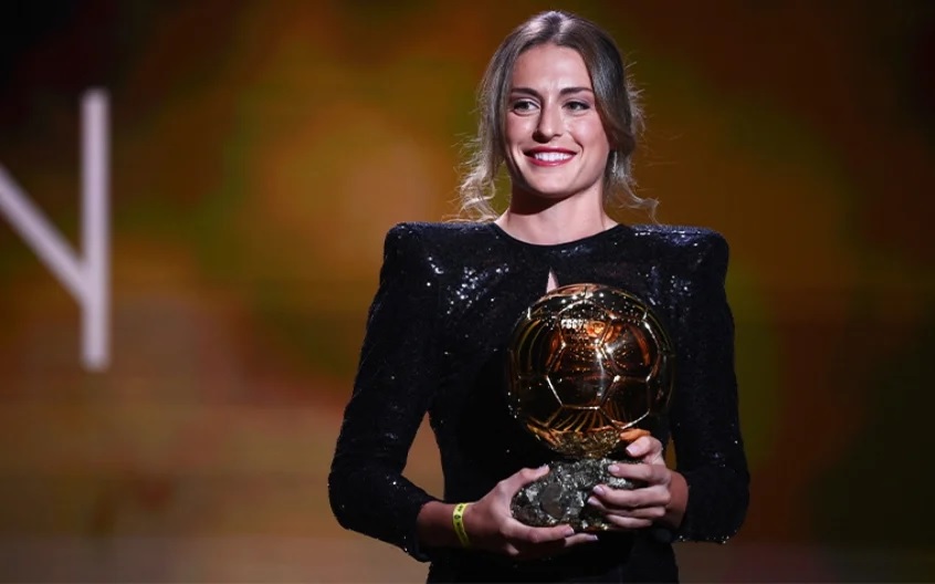 Alexia Putellas recebendo prêmio de Melhor Jogadora do Mundo 2022