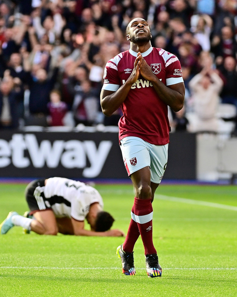 Atacante Antonio comemorando gol com a camisa do West Ham