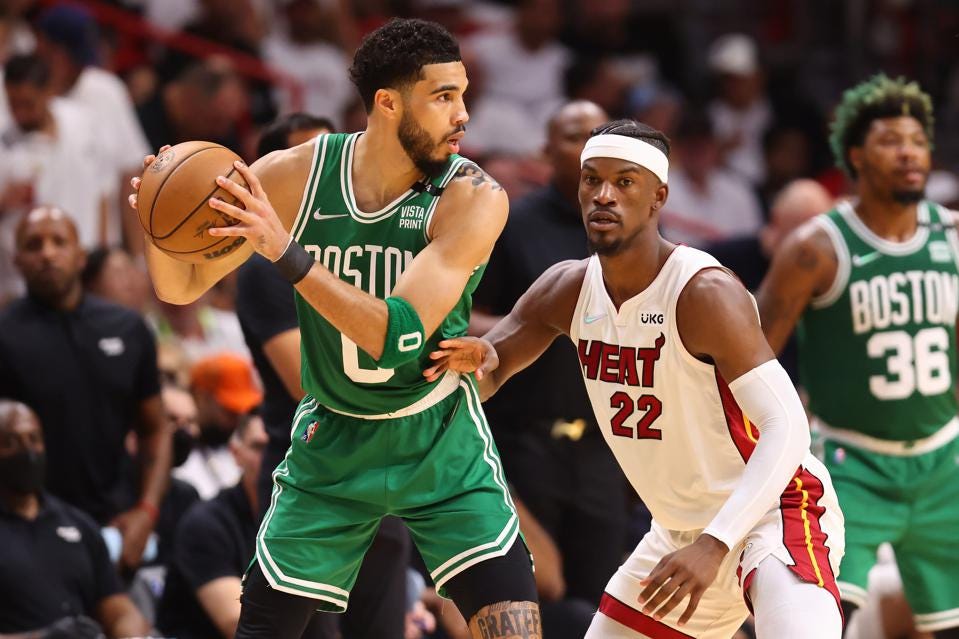Estrelas de Heat e Celtics, Butler e Tatum, duelando em quadra pela NBA