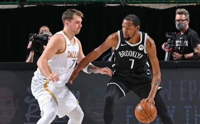 Estrelas de Nets e Mavericks, Durant e Dončić, duelando em quadra pela NBA