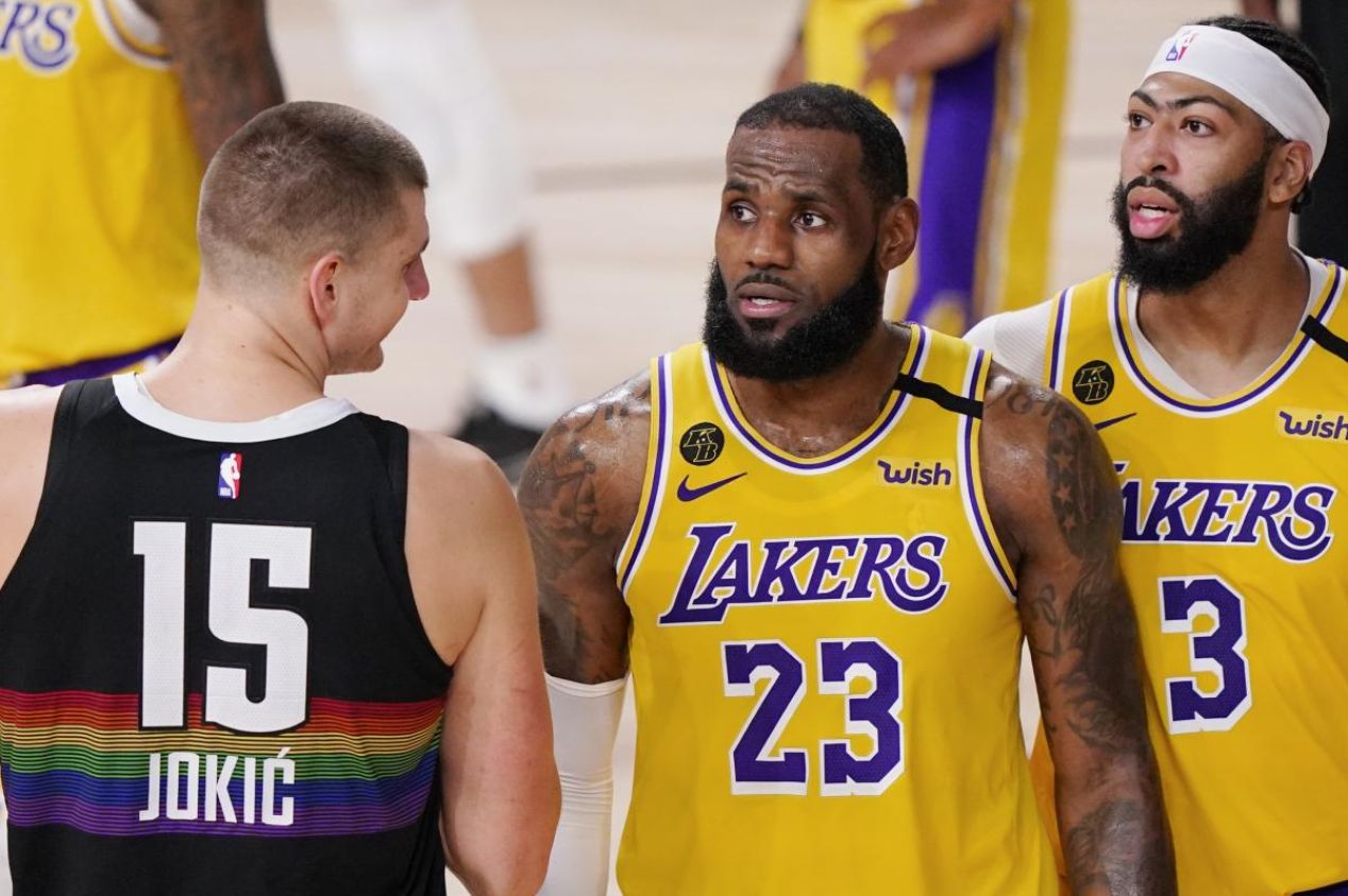 Estrelas de Nuggets e Lakers, Jokic, LeBron James e Anthony Davis, duelando em quadra pela NBA