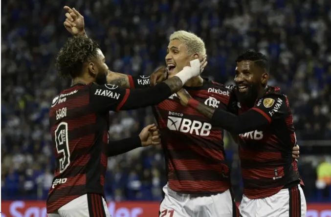 Jogadores do Flamengo vibrando com gol marcado na final da Libertadores 2022