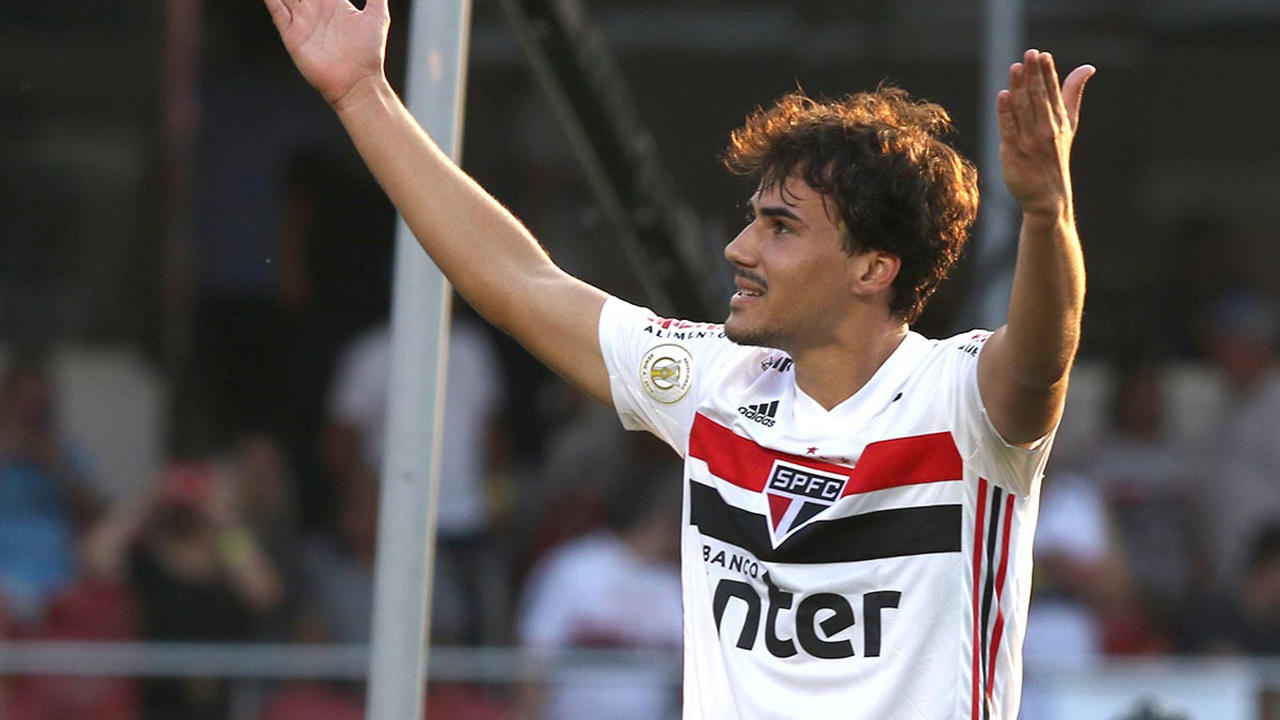 Igor Gomes vibrando após marcar gol com a camisa do São Paulo