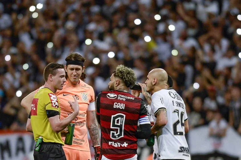 Jogadores de Corinthians e Flamengo conversando com arbitragem em duelo pela Libertadores