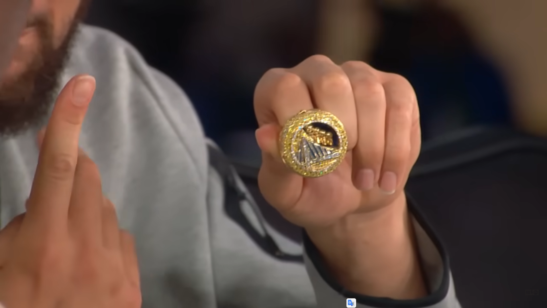 Klay Thompson mostra anel de ouro que ganhou por ter sido campeão da NBA