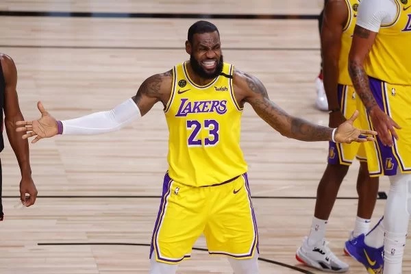 Estrela dos Lakers, LeBron James, em duelo na NBA
