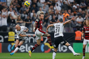 Corinthians x Flamengo: CBF divulga áudio do VAR em lance polêmico envolvendo Léo Pereira