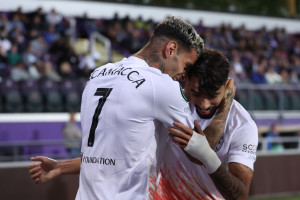 Vídeo: Paquetá deixa jogadores do West Ham enlouquecidos com domínio em jogo da Conference League