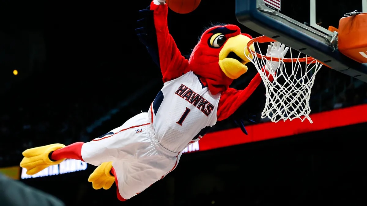 Mascote do Atlanta Hawks animando o público no intervalo