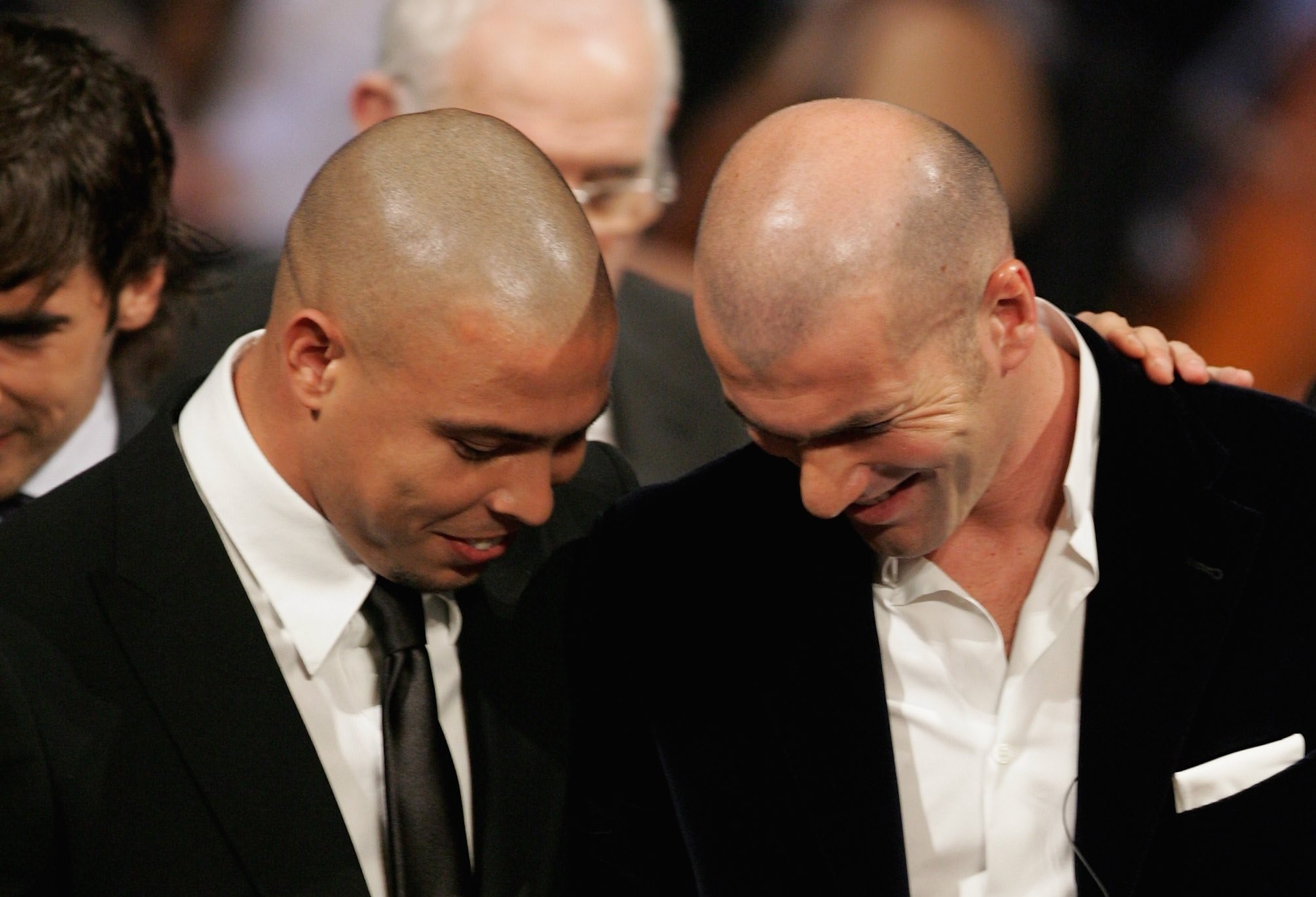 Vaza conversa entre Ronaldo Fenômeno e Zidane sobre Cruzeiro na premiação da Bola de Ouro