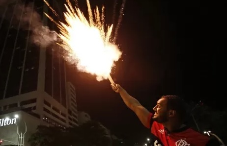 Vídeo: torcida do Flamengo dribla polícia para incomodar jogadores do Corinthians