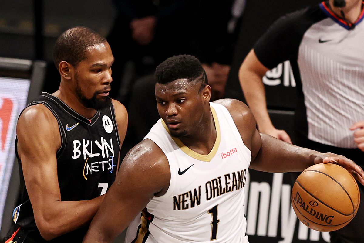 Zion e Kevin Durant se enfrentando em jogo pela NBA
