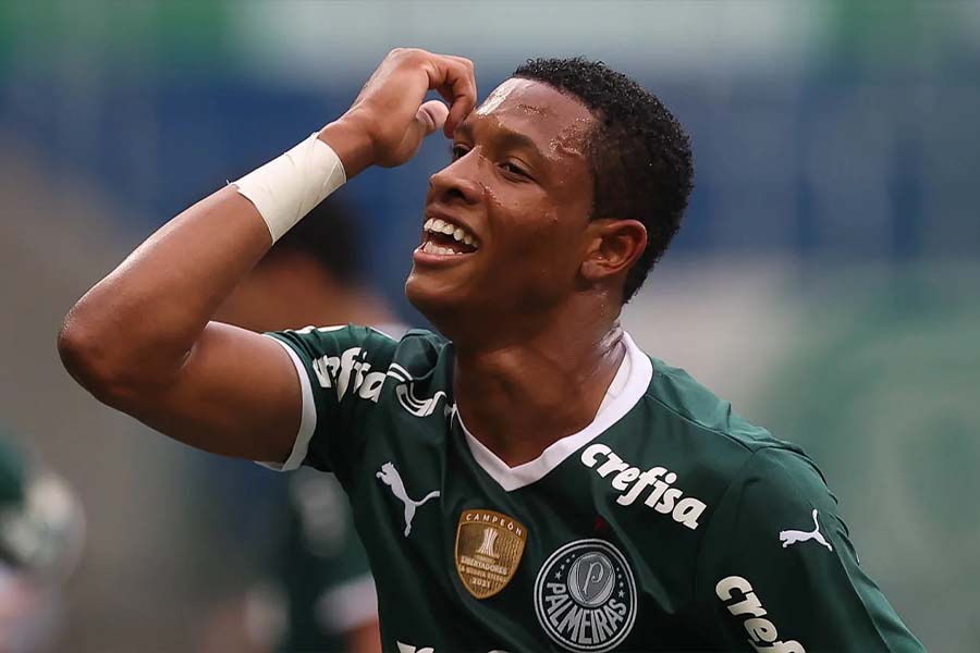 Aos 21 anos, o meio-campista é um dos destaques do Palmeiras de Abel Ferreira. (Foto: Reprodução)