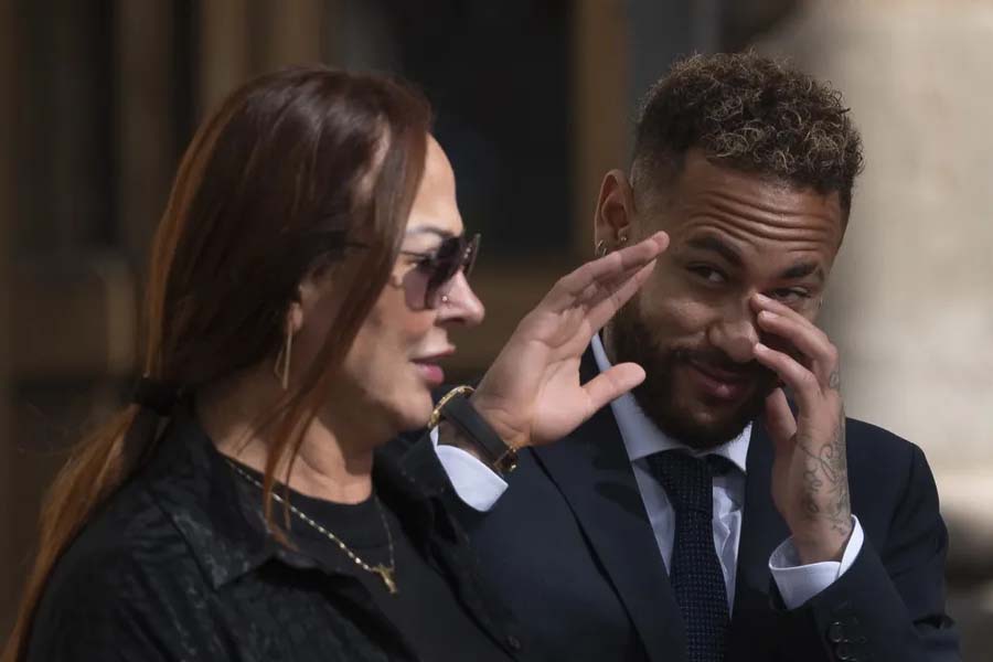 Nadine, mãe de Neymar, também esteve presente no julgamento em Barcelona (ESP). (Foto: Reprodução)
