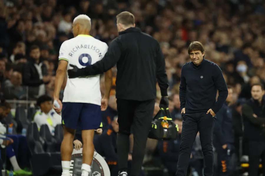 Jogador deixou o gramado em Tottenham x Everton, pela Premier League, neste final de semana. (Foto: Reprodução)