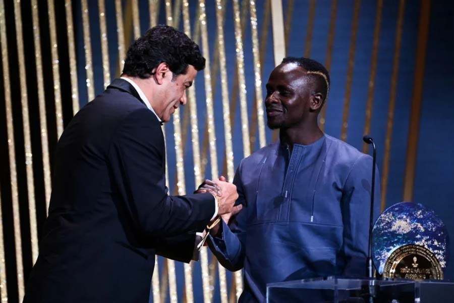 O atacante senegalês recebeu o prêmio de Raí, irmão do ex-jogador da Seleção Brasileira. (Foto: Reprodução)