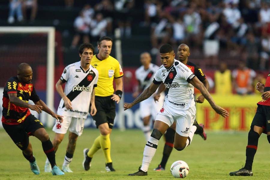 Raniel marcou o gol de pênalti que consolidou empate do Vasco na Ilha do Retiro. (Foto: Reprodução)