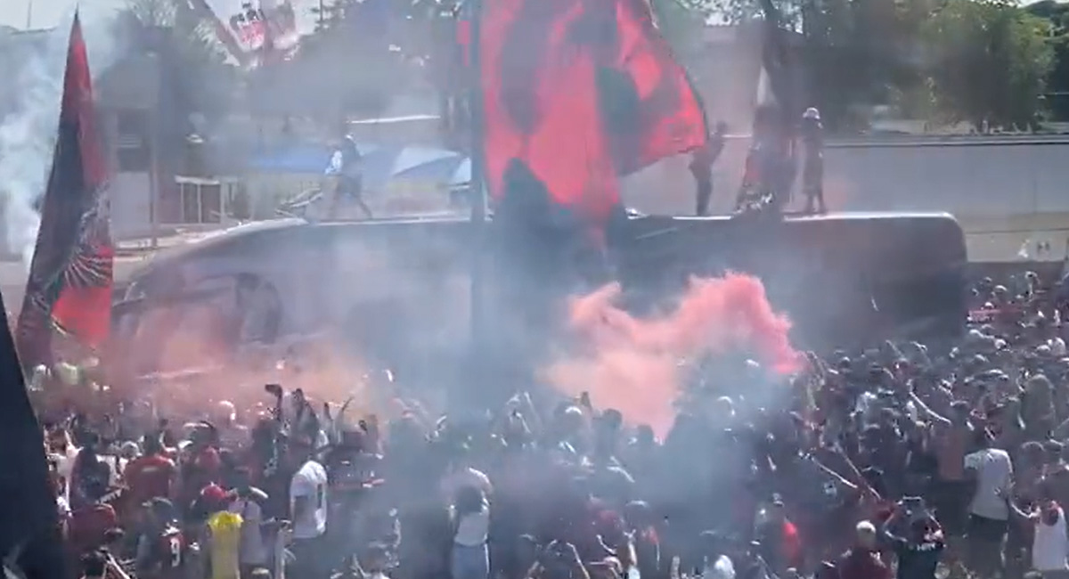 Vídeo: Torcedores do Flamengo lotam CT antes da saída do time para final da Libertadores 2022