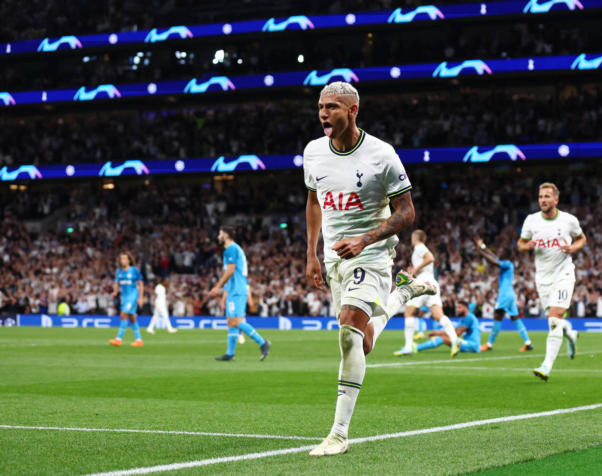 Atacante do Tottenham, Richarlison, comemorando gol contra o Olympique de Marselha