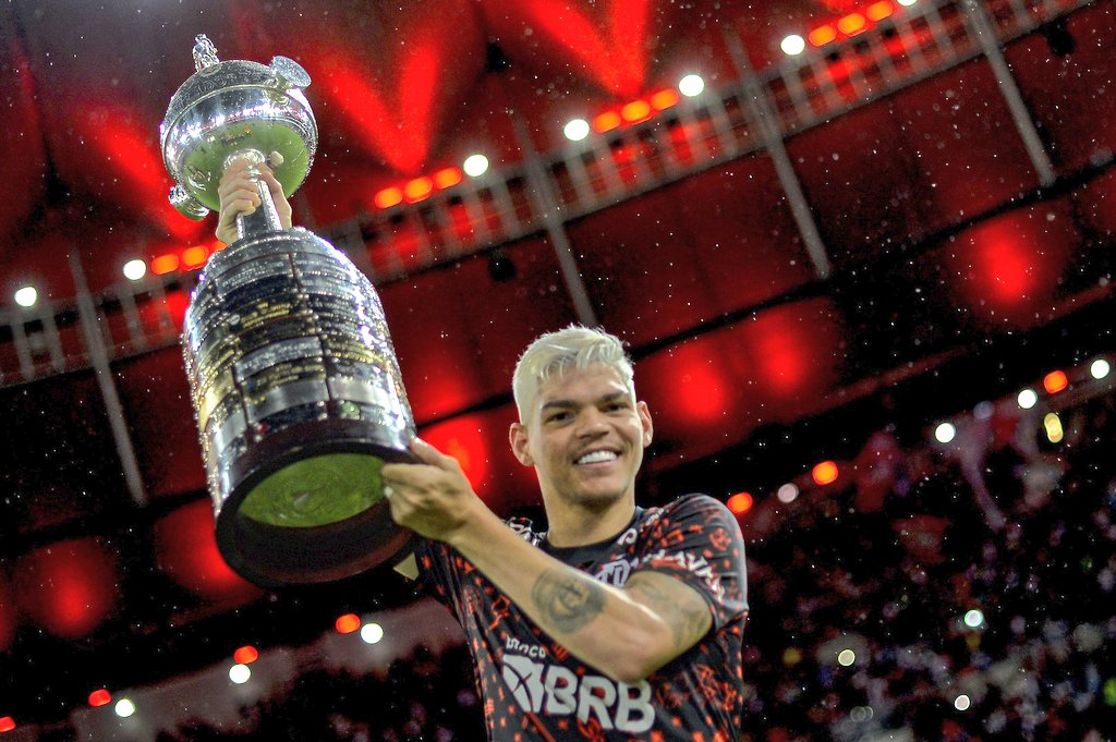 Flamengo tenta permanência de jogador destaque na final da Libertadores.