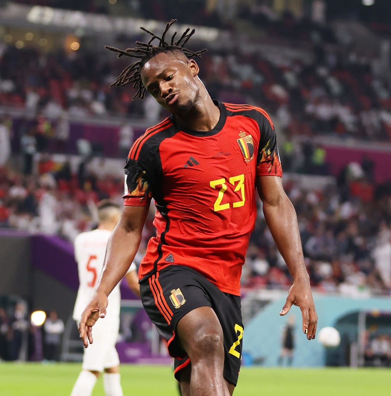 Batshuayi comemorando após marcar o gol da vitória da Bélgica