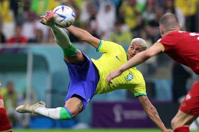 Richarlison marcando gol de voleio na estreia do Brasil na Copa do Mundo