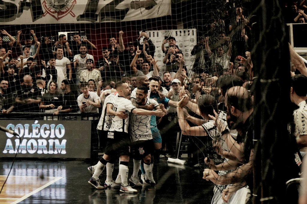 Corinthians vence Atlântico e sai na frente na disputa pelo título da Liga Nacional de Futsal.