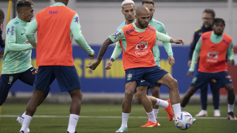 Seleção Brasileira: Carrinho de Daniel Alves em Pedro e Raphinha geram revolta em torcedores.