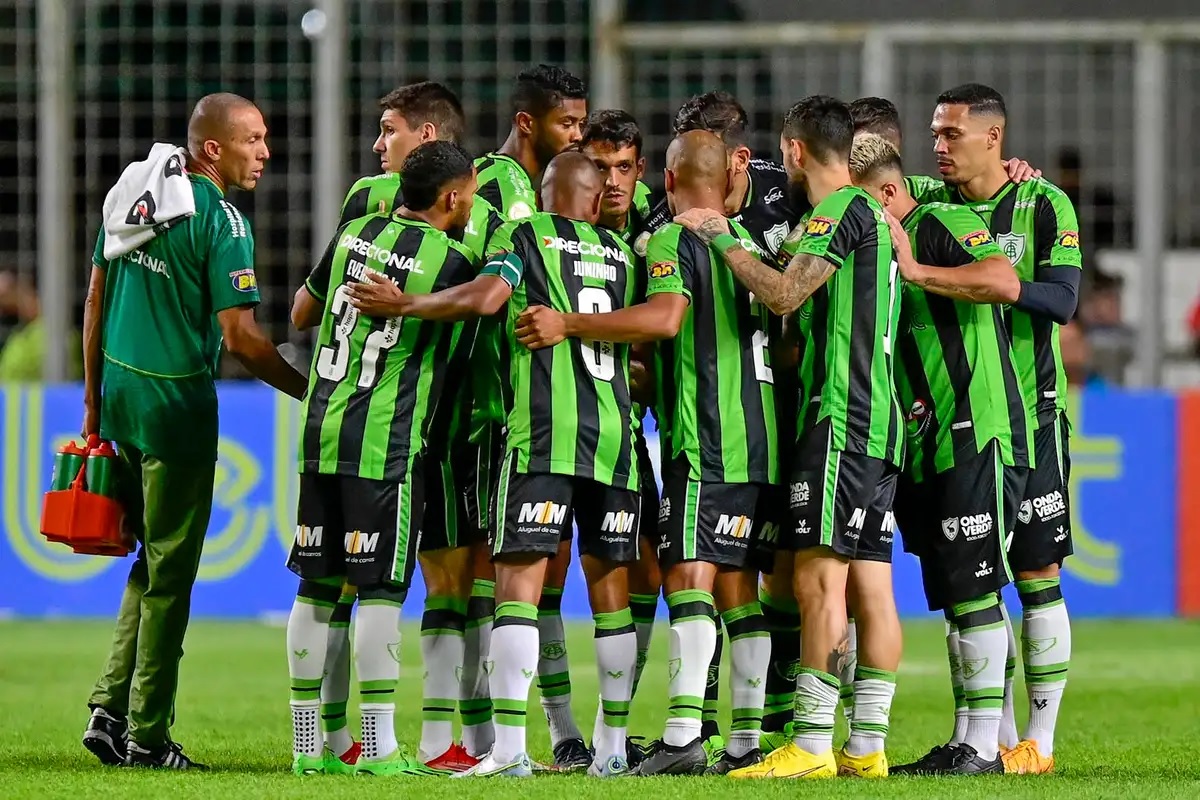 Elenco do América Mineiro reunido em jogo da temporada