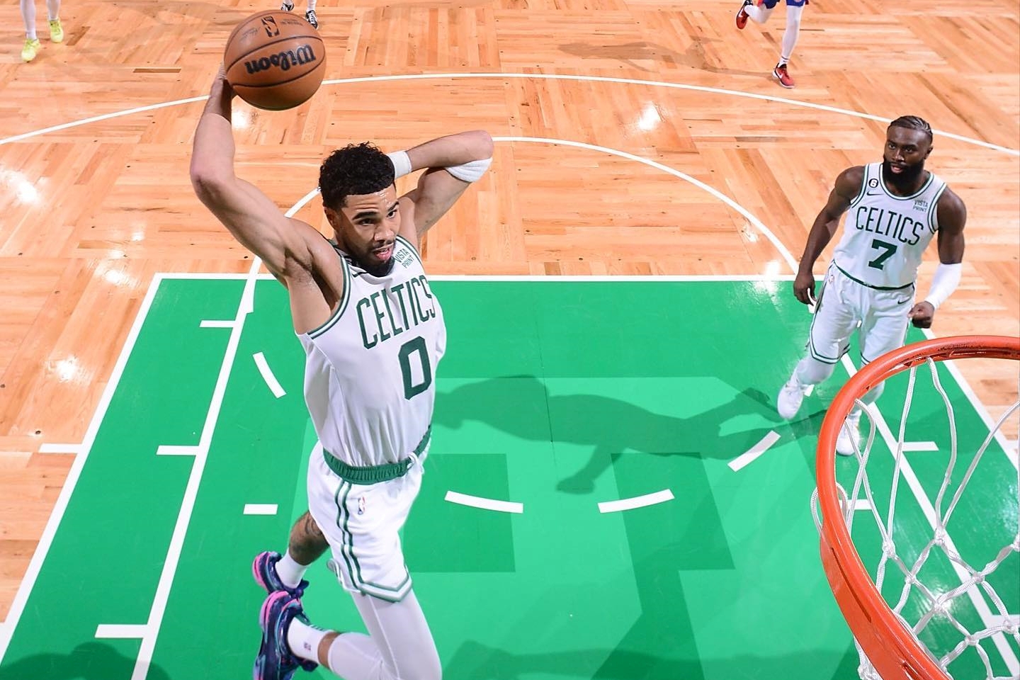 Estrela do Celtics, Tatum, enterrando em duelo contra o Detroit Pistons