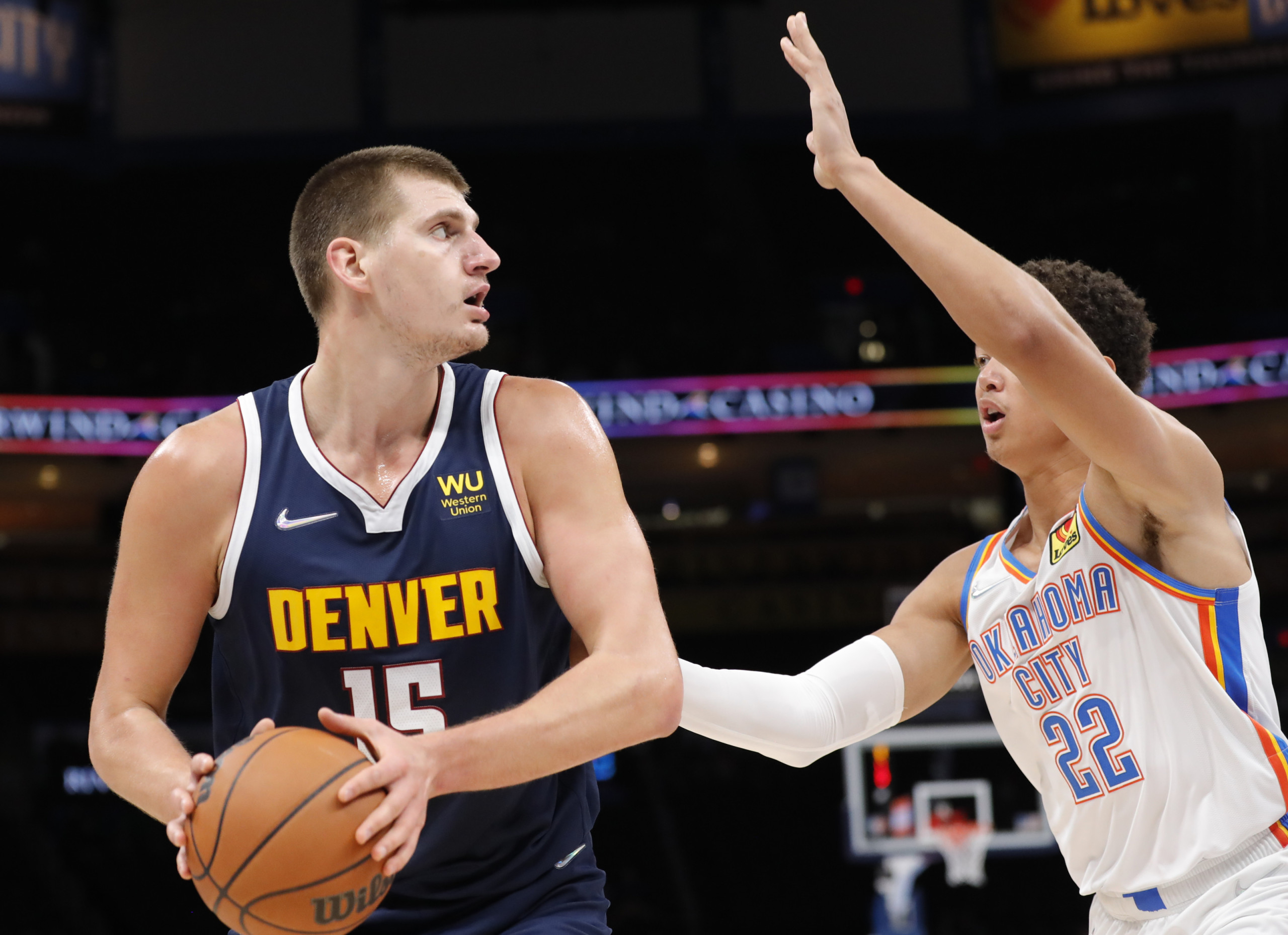 Estrela do Denver Nuggets, Nikola Jokić, em duelo contra o Thunder pela NBA