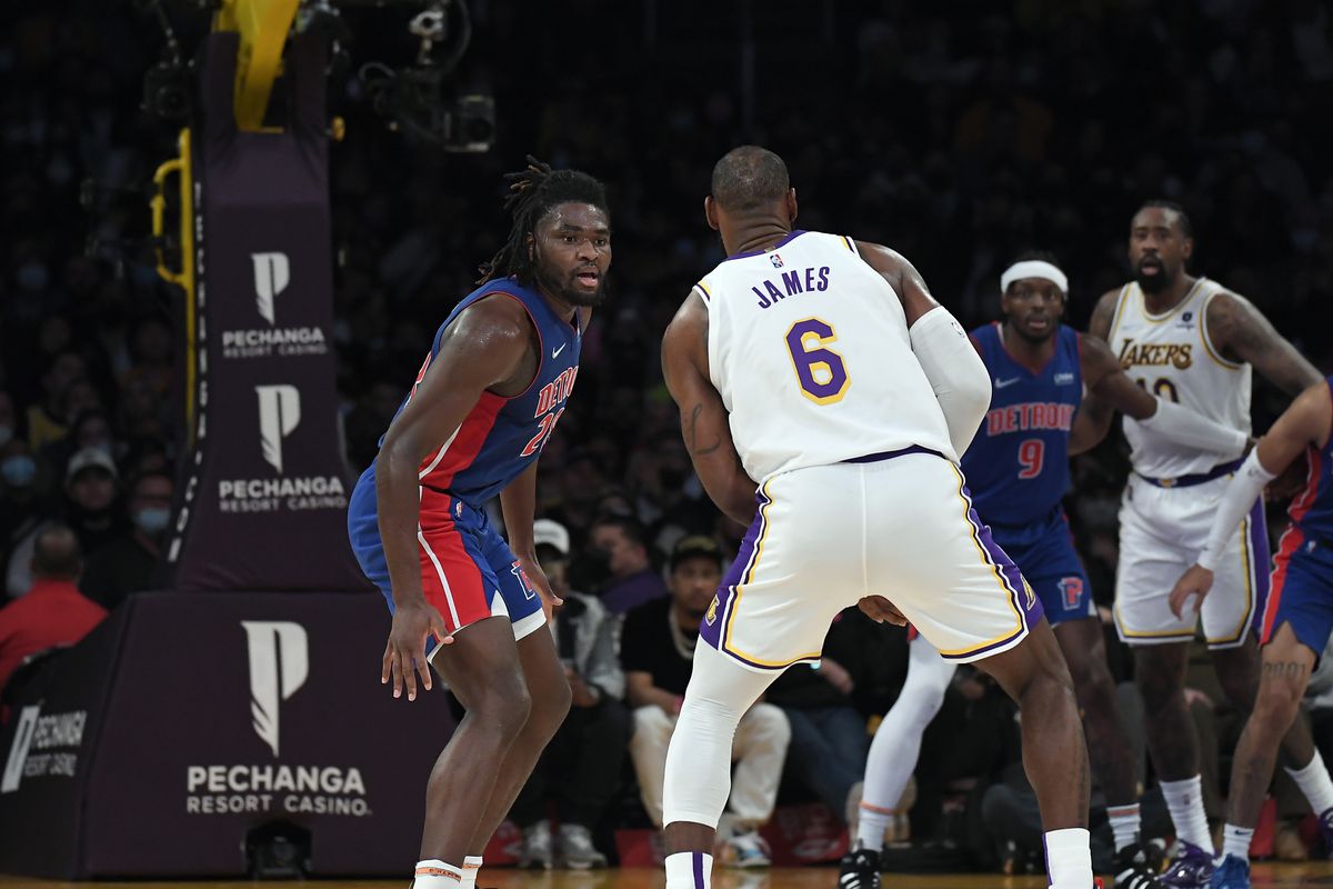 Estrela do Los Angeles Lakers, LeBron James, em duelo contra o Pistons pela NBA