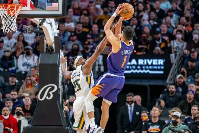 Estrela do Suns, Devin Booker, arremessando contra o Utah Jazz pela NBA