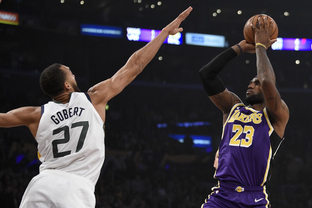Estrela dos Lakers, LeBron James, arremessando em confronto contra o Utah Jazz pela NBA