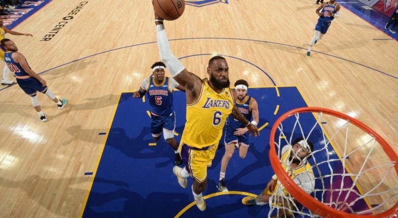 Estrela dos Lakers, LeBron James, enterrando em jogo contra o Clippers pela NBA