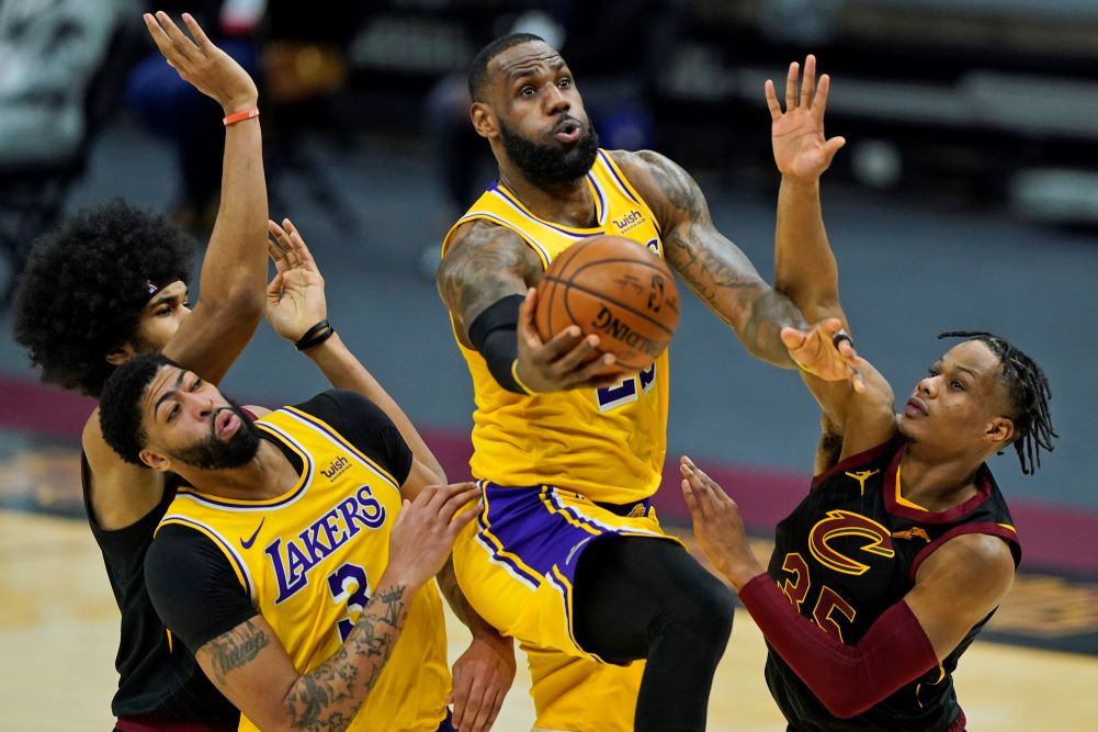 Estrela dos Lakers, LeBron James, marcando cesta contra os Cavaliers pela NBA