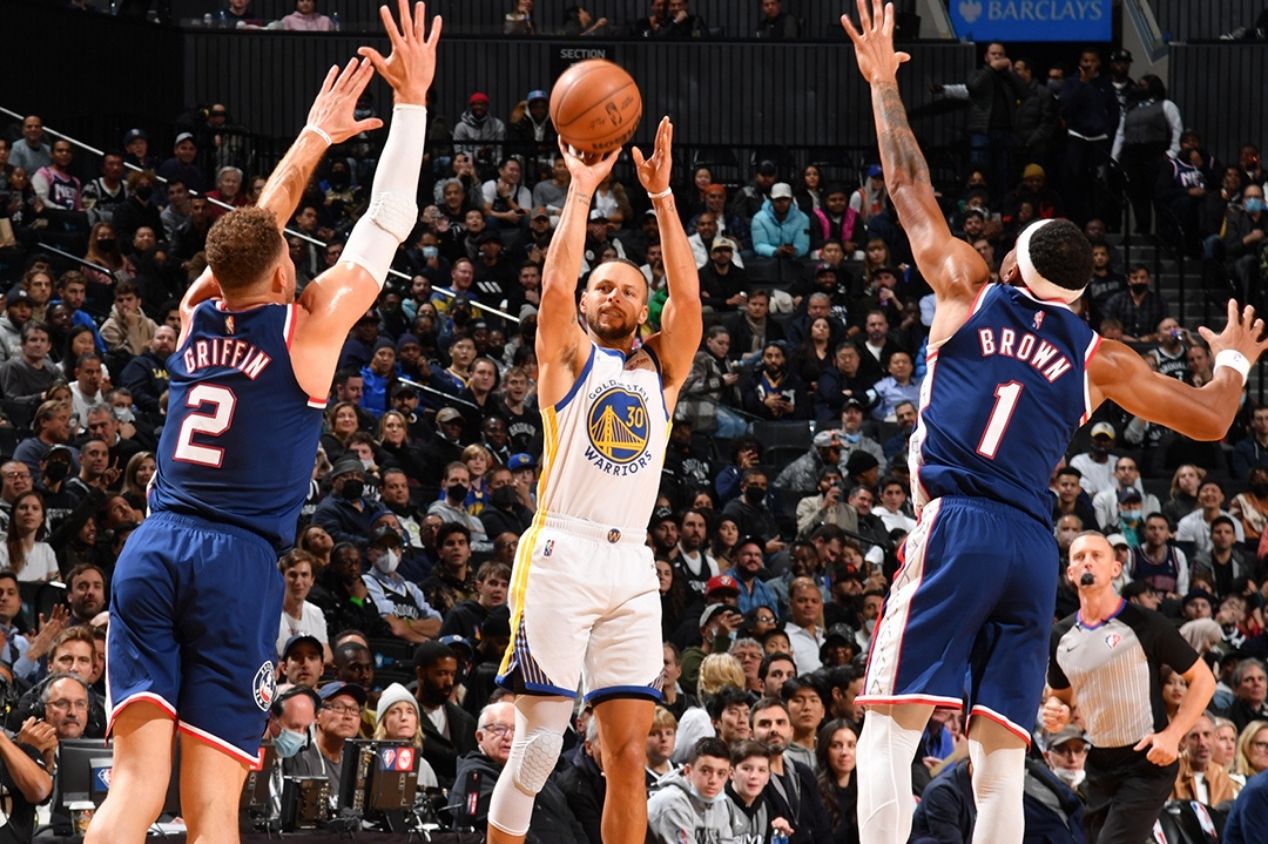 Estrela dos Warriors, Curry, em duelo contra o Spurs pela NBA