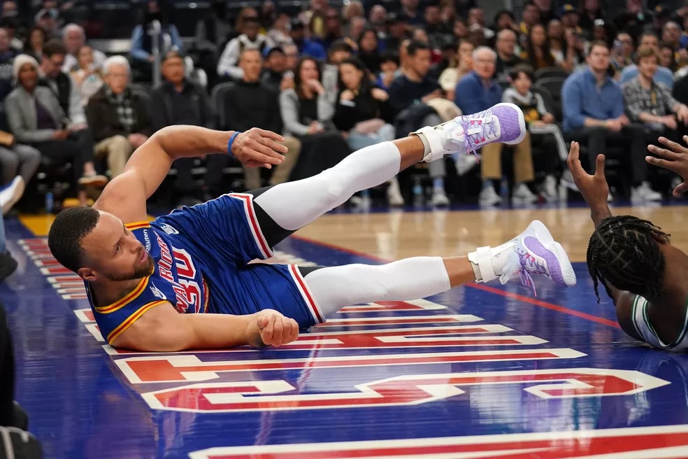 Estrela dos Warriors, Stephen Curry, em queda após jogada na NBA