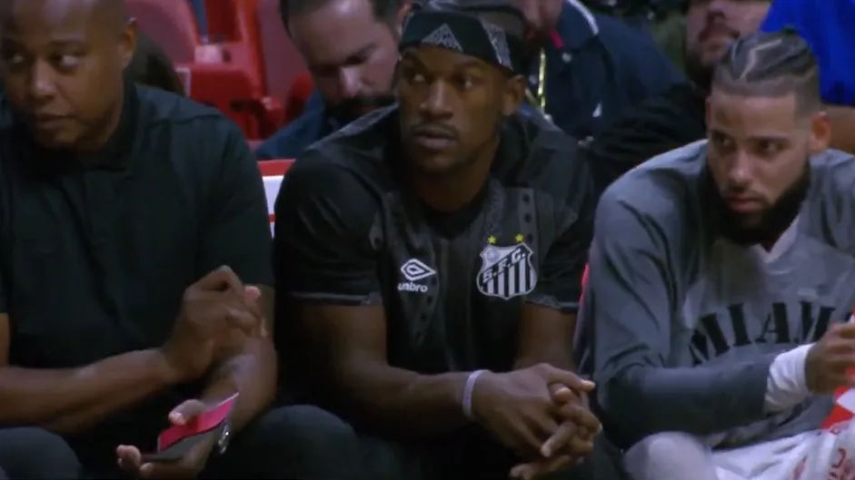 Jimmy Butler usa camisa do Santos em jogo da NBA