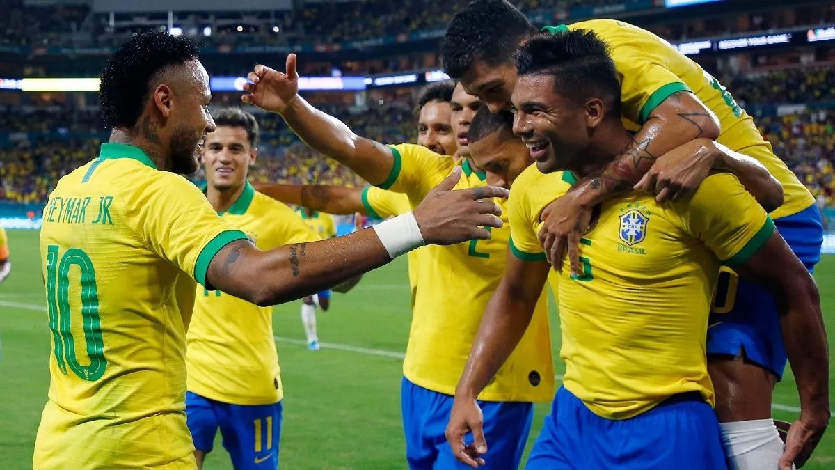 Jogadores da Seleção Brasileira comemorando gol
