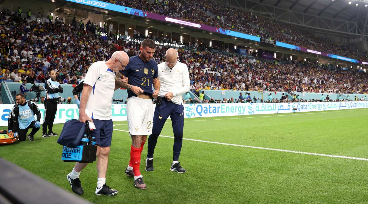 Titular da França sai lesionado e aumenta número de machucados na Seleção Francesa.
