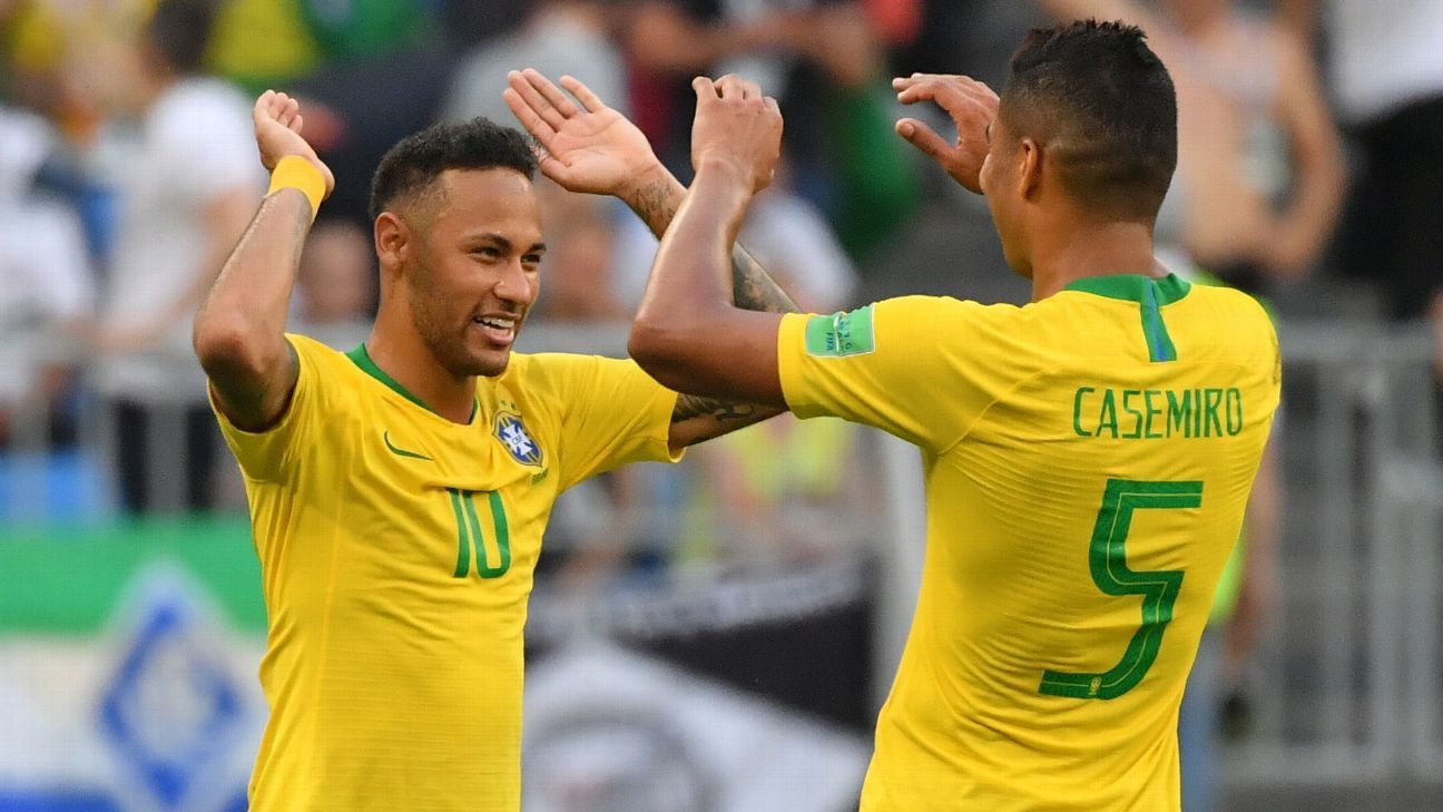 Neymar e Casemiro vibrando em gol do Brasil