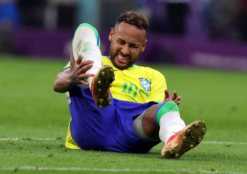 Neymar tem lesão no tornozelo e desfalcará o Brasil na Copa do Mundo