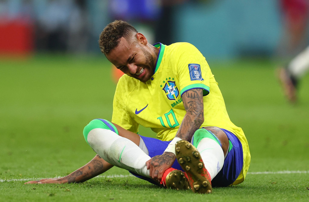 Neymar machucado? Imagem do tornozelo vaza e preocupa torcedores.