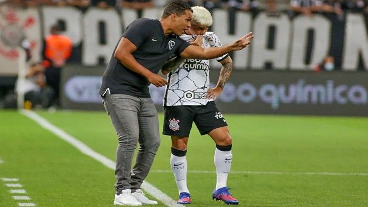 O Corinthians anunciou nesta manhã deste domingo que será Fernando Lázaro o novo técnico do Timão