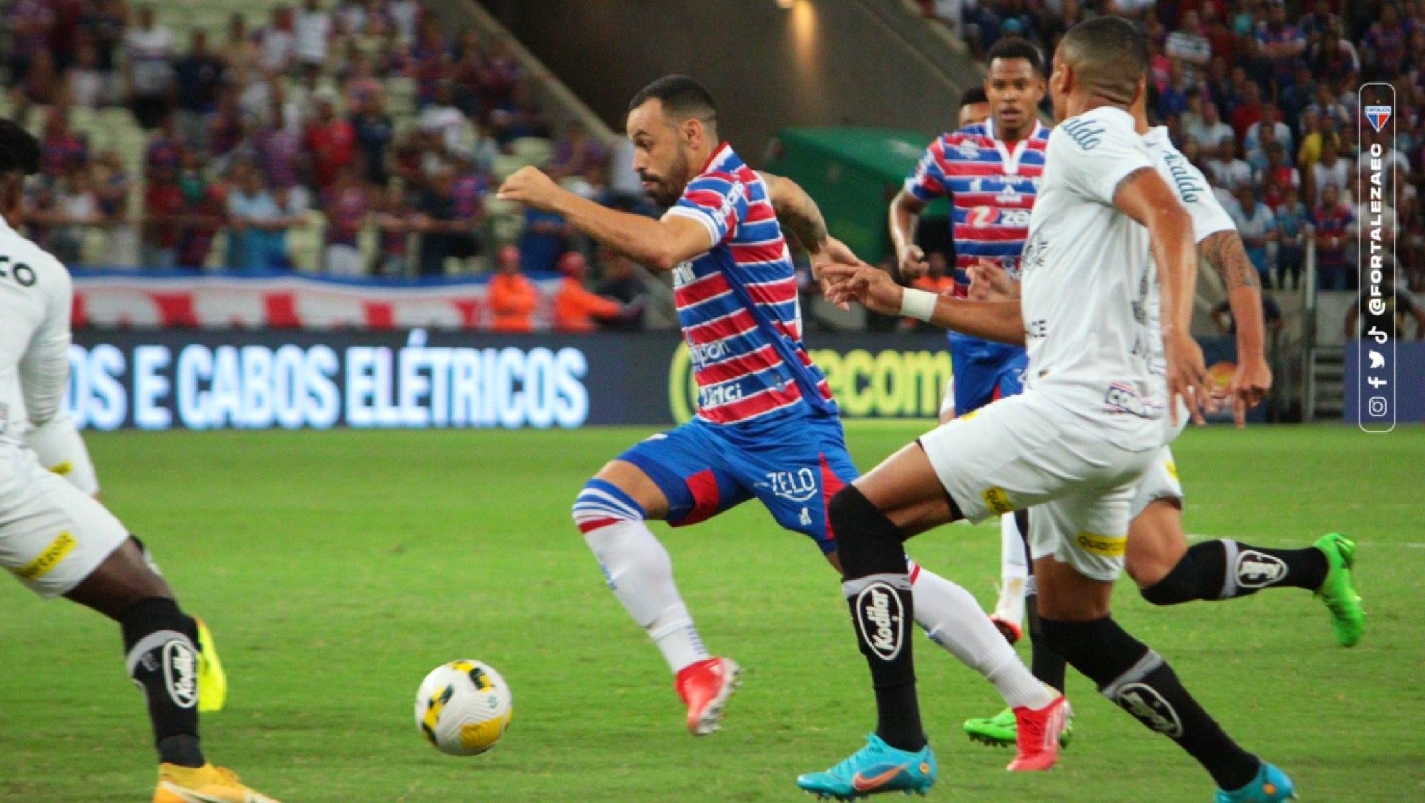 Santos e Fortaleza se enfrentando pelo Campeonato Brasileiro