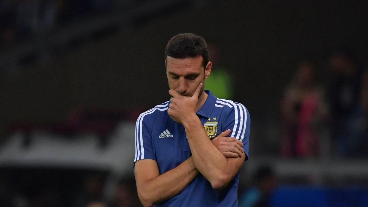 Scaloni, em jogo da argentina, lamentando