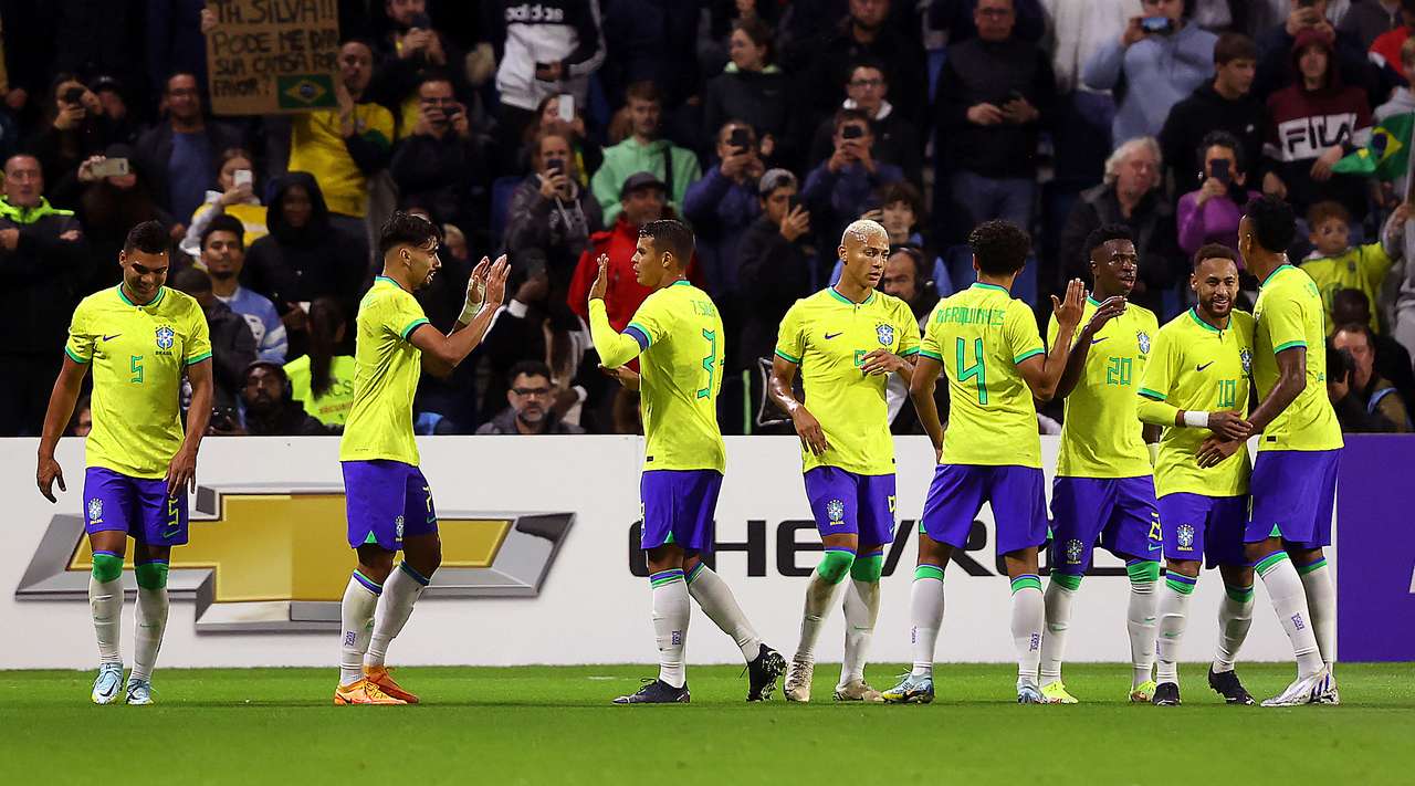 Jogadores da Seleção Brasileira comemorando gol em amistoso