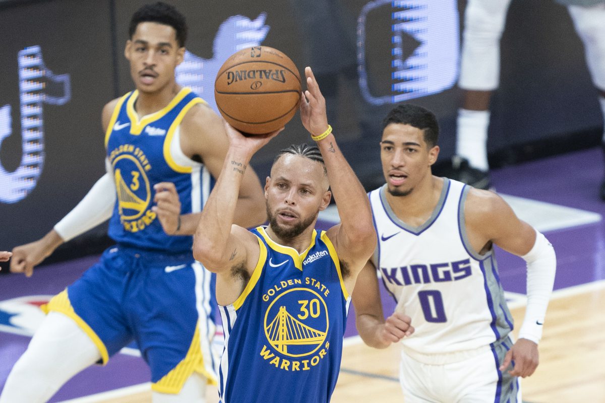 Stephen Curry arremessando em duelo contra os Kings pela NBA