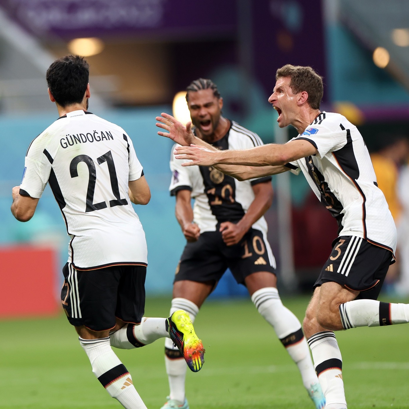 Thomas Müller comemorando gol de Gundogan
